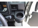 ハンドルの右側にドリンクホルダーがございます!手に取りやすい位置にありますので運転中の水分補給もラクラクです♪