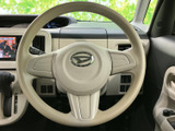 握りやすい形状のステアリングは、快適な運転操作をサポートします。操作性も良く、スムーズなハンドリングを実現します。