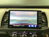 【バックカメラ】運転が苦手な方も車庫入れラクラクです!ギアをリバースに入れれば自動的に切り換わりますので、面倒な操作は不要です♪狭い駐車場もお車を傷つけず安心ですね!