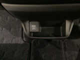 アクセサリーソケットはUSBのアダプターなどをつければ、スマホの充電にも使えます。周辺には物が置けるボックスがついています。