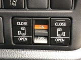 【両側電動スライドドア】です。小さいお子様やご年配の方も、簡単にドアの開閉ができます。また左右の行き来やスペースの狭い所でも安心して乗降できるので便利です。