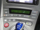 【オートエアコン】車内温度を感知して自動で温度調整をしてくれるのでいつでも快適な車内空間を創り上げます!どの席に座っても快適なドライブが楽しめます♪