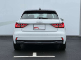 Audiのリヤディフューザーは、車両の後方での空気の流れを整え、乱流を減少させることで、走行安定性を向上させます。またスポーティで洗練された外観を提供し、全体のスタイルに一体感を持たせます。