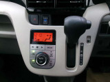 シフト周りになります。オートエアコンなので車内の温度管理も簡単です。