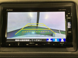 リバースギアに入れるだけで後方の表示へ切り替わります。夜間や雨の日の駐車も楽になりますよ。