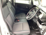 運転席と助手席はピッタリくっついています。
