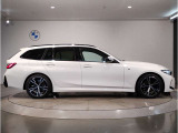 【BMWの伝統-3】BMWのお車は、&ldquo;駆け抜ける歓び&rdquo;を体現しております。走行の安定性とコーナリングの良さを追求し、思い通りにハンドルの操作可能です。