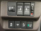 【両側パワースライドドア】スマートキーや運転席のスイッチで後席両側スライドドアの開閉が可能♪電動だから力を入れてドアを開ける必要が無く、小さなお子様でも簡単に開け閉めでき快適です♪
