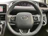 握りやすいステアリングは、運転操作をスムーズにします。操作ボタンも配置されており、運転中でも快適に操作できます。
