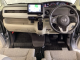 車内は光触媒抗菌消臭施工済です。スタイリッシュなデザインで暖かみのあるインパネ周りを演出します。グローブボックスやカップホルダーのほかにトレーなどたくさんの収納スペースが装備されています。