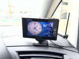安心のレーダー探知機を装備しております。購入後に追加でパーツを購入・取付する手間や費用がかからないため、大変お買い得な一台です。遠出のドライブや毎日の通勤も、より安心・快適にお楽しみいただけます
