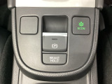 セレクトレバーの下に電子制御パーキングブレーキがあります。スイッチひとつで、停車した地点の傾斜などをシステムが検知・判断してブレーキ力を自動的に最適制御し、しっかり停車できるパーキングシステムです。
