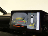 【全周囲モニター】車を上空から見下ろしたような映像をカーナビ画面に映し出し、車庫入れや縦列駐車をサポートしてくれます。
