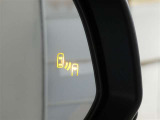 隣車線を走る車両をレーダーで検知し、ドアミラーでは確認しにくい後側方エリアに存在する車両に加え、急接近してくる車両も検知します。車両を検知するとドアミラーに搭載されたLEDインジケーターが点灯します。