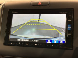 リバースギアに入れるだけで後方の表示へ切り替わります。夜間や雨の日の駐車も楽になりますよ。