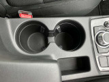 運転席と助手席の間には、カップホルダーも装備して、ドリンクを飲みながら、ドライブを楽しめます。