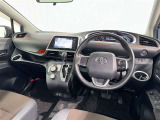 運転席まわりです。 各操作スイッチは使いやすい位置に配置されてます。