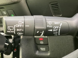 握りやすい形状のステアリングは、快適な運転操作をサポートします。オーディオやハンズフリー通話も操作可能です。