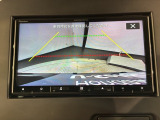 リバースギアに入れるだけで後方の表示へ切り替わります。夜間や雨の日の駐車も楽になりますよ。