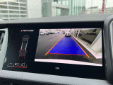 ●バックカメラ『駐車や後方の視界をサポートするための重要な機能です。多くのモデルに標準装備またはオプションとして搭載、リアバンパーに取り付けられたカメラが後方の映像を車内のディスプレイに表示します』