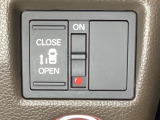 左側電動スライドドアは運転席からでも操作ができるように、ハンドル付近に開閉の操作スイッチが付いています。
