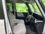 広々とした室内空間は、ドライバーにも快適な運転環境を提供します。落ち着いた色合いのシートが、上質な空間を演出します。