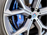 運転の楽しいBMWでは、アクセルを踏み込んでしまいそうになりますが、速度表示も見やすいため、常にお車の速度を把握できます。