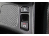 「HOLD」スイッチを押し、システムONの状態にしておくことで、渋滞や信号待ちなどでブレーキを踏んで停車した時にブレーキを保持。アクセルを踏むと解除されます。