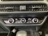 【左右独立オートエアコン】左右席で独立温度コントロールが可能です。運転席はキンキンに冷やして助手席はマイルドにと言った設定が可能です☆暑さ寒さでケンカすることもなくなりますね♪