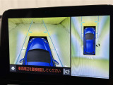 パノラミックビューモニターを装備。駐車場や交差点でクルマを真上から見るように周囲を確認できます。機能の詳細は販売店スタッフまでおたずねください。