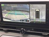 アラウンドビューモニター装備!空から見ているような映像によって不慣れな場所での車庫入れや縦列駐車はもちろん、狭い道でのすれ違いも安心♪