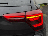 LEDテールランプ(ダイナミックターンインジケーター付き)特徴的な配光パターンによって後続車からの視認性が高まり、万一の追突の危険性を軽減します。