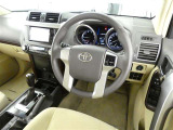 高級感のある運転席回り♪乗っていて落ち着けるデザインです。もちろん使い勝手もとても良いです。