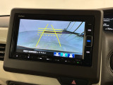 リバースギアに入れるだけで後方の表示へ切り替わります。夜間や雨の日の駐車も楽になりますよ。