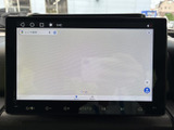 鮮明な地図表示で、目的地までの道案内がスムーズに行えます。細部までくっきり表示されるので、初めての場所でも安心して運転できますね。
