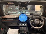 新型MINIのインパネは、象徴的な円形有機ELディスプレイを採用!直感的な操作に加え、ナビ背面から光が広がり、モードごとに色が変わる遊び心あふれるデザインです★