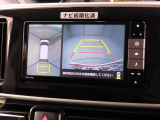 【パノラマモニター】上からの映像を表示。前後左右のカメラで合成し、運転席からの目視だけでは確認しにくい状況をリアルタイムで見晴らせます