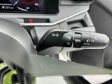 操作しやすい位置に配置されたウインカーレバー。正確な操作で、安全な車線変更をサポートします。
