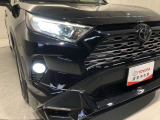 【LEDヘッドライト】悪天候や夜間走行時も良好な視界を確保し、安心して運転できるLEDヘッドライトを装備!点灯速度が速く、消費電力も抑えられます。