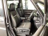 フロント広々、セパレートシートの運転席は、ハイトアジャスターが付いているので、快適にドライブができます。ハンドルはテレスコピック機能で、ハンドル位置を上・下・手前・奥に調節できます。