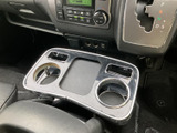 操作しやすい位置に配置されたウインカーレバー。確実な操作感で、安全な車線変更をサポートします。指先ひとつで直感的に操作できる使いやすさが魅力です。