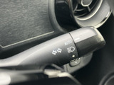 操作しやすい位置に配置されたウインカーレバー。スムーズな操作で、安全な車線変更をサポートします。