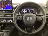 【ハンドル】運転にかかわる様々な操作を安全に行えるように視点移動が少なく操作性に配慮されたスイッチ類が凝縮されたコックピットです。