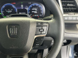 前方の車との車間を設定し、スピードを上げたり緩めたりを自動で行ってくれる追尾式の「レーダークルーズ」。上級装備の一つです!高級車にしかつかない嬉しい機能です。