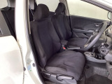 広い足元にゆったり座れるシートには肘掛けも装備しており長距離の運転でも疲れにくくなってます。女性でも運転がしやすいように、シートの高さ調整機能(シートリフター)がついています。