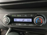 スタイリッシュなデザインのインパネ。各操作スイッチは使いやすい位置に配置されてます。