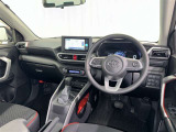 運転席まわりです。 各操作スイッチは使いやすい位置に配置されてます。