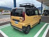スズキ純正のINNO製ベースキャリア&カーゴアタッチメントも付いてキャンプシーンでも大活躍の予感!
