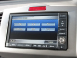 ナビゲーションは純正HDDナビを装着しております。AM、FM、CD、DVD再生、音楽録音再生、ワンセグTVがご使用いただけます。初めて訪れた場所でも安心ですね!