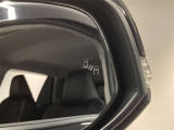 ブラインドスポットモニター(BSM)を装備しています。隣を走る車両が死角に入るとミラー内LEDインジケーターが点灯。さらに、ウィンカーを出すとインジケーターが光って点滅して注意を促してくれます。